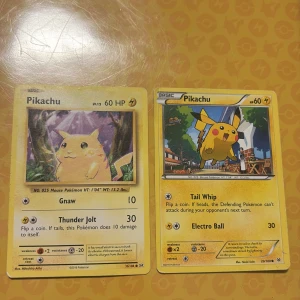 Pikachu (Pokémonkort, 2 st) - Två coola Pikachu Pokémonkort med olika illustrationer och attacker! Perfekt för dig som samlar eller vill spela Pokémon TCG. Pikachu är en ikonisk favorit bland både nya och gamla fans.