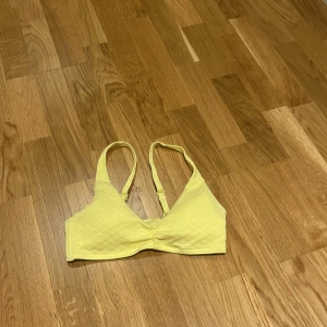 Gul bikiniöverdel från Kappahl XS - Snygg gul bikiniöverdel från Kappahl i storlek XS. Modellen har justerbara axelband och lätt struktur i tyget för en cool look. Perfekt för strandhäng och poolparty i sommar! Aldrig andvänd❤️