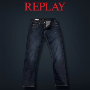 Relay jeans - Säljer ett par riktigt schyssta Replay jeans i mycket fint skick!💫 || Skick 9/10 ✅|| Modellen på bilden är 183cm lång || Storlek W31/L32 || Buda gärna! ||Hör av er vid frågor jag svarar snabbt!! 🙌🏻