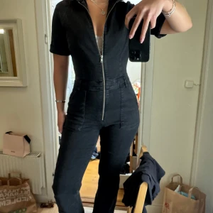 Denim/jeans jumpsuit Mango - Fin denim/jeans jumpsuit i svart från Mango. Sparsamt använd så säljer för jag inte får tillfälle för den! De är smått utsvängda i byxslutet. 749kr nypris💕 Storlek M  400 eller prisförslag!