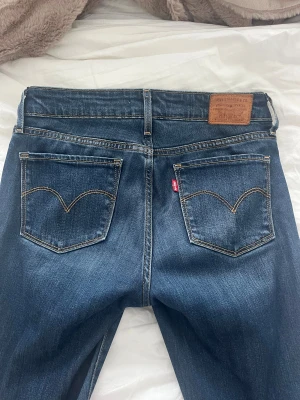 Levis jeans  - Lågmidjade bootcut jeans från Levis som är väldigt stretchiga. Midjemått:35cm, innerbenslängd: 77cm☺️
