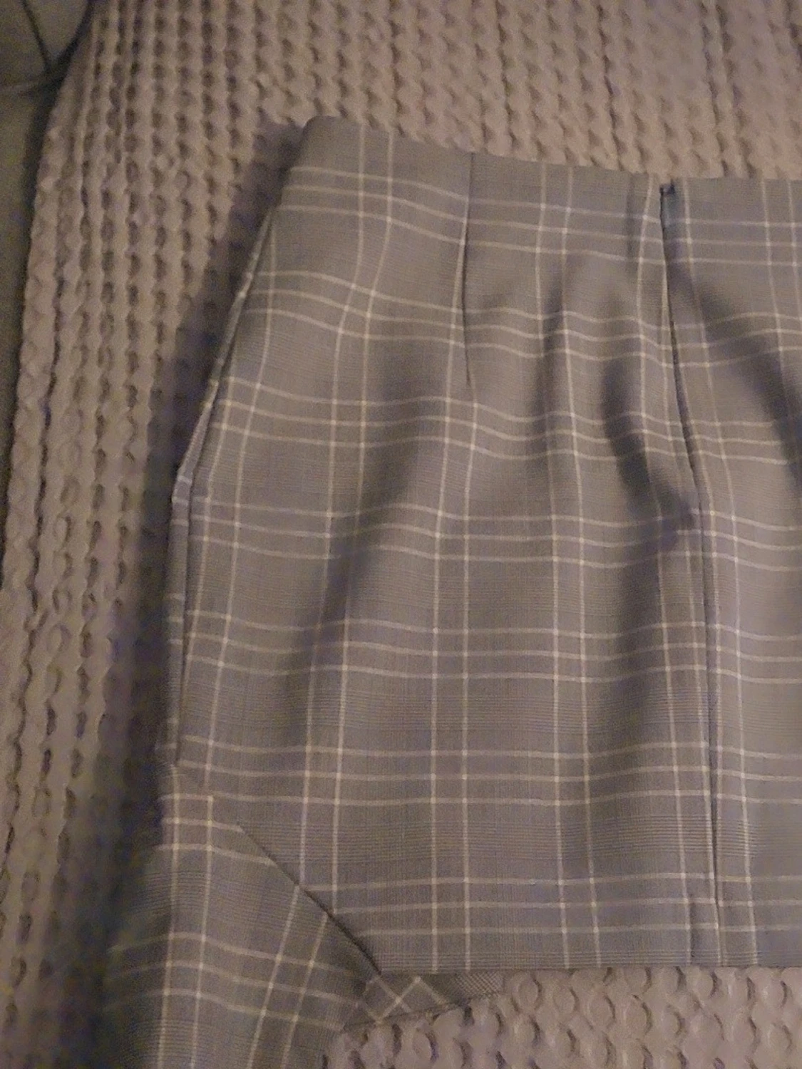 Grå rutig kortkjol med volang - 3