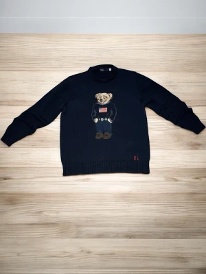 Marinblå stickad tröja Polo Bear - Märke • Ralph Lauren                                           Skick • Ny skick                                                      Pris • 1499kr                                                        Storlek • M passar S                                                      •Skickar ut samma dag innan 19:40                 •Köp en bundel för 5% rabbat                          •Meddela om frågor eller prisförslag!                •ÄKTA KVITTO FINNS