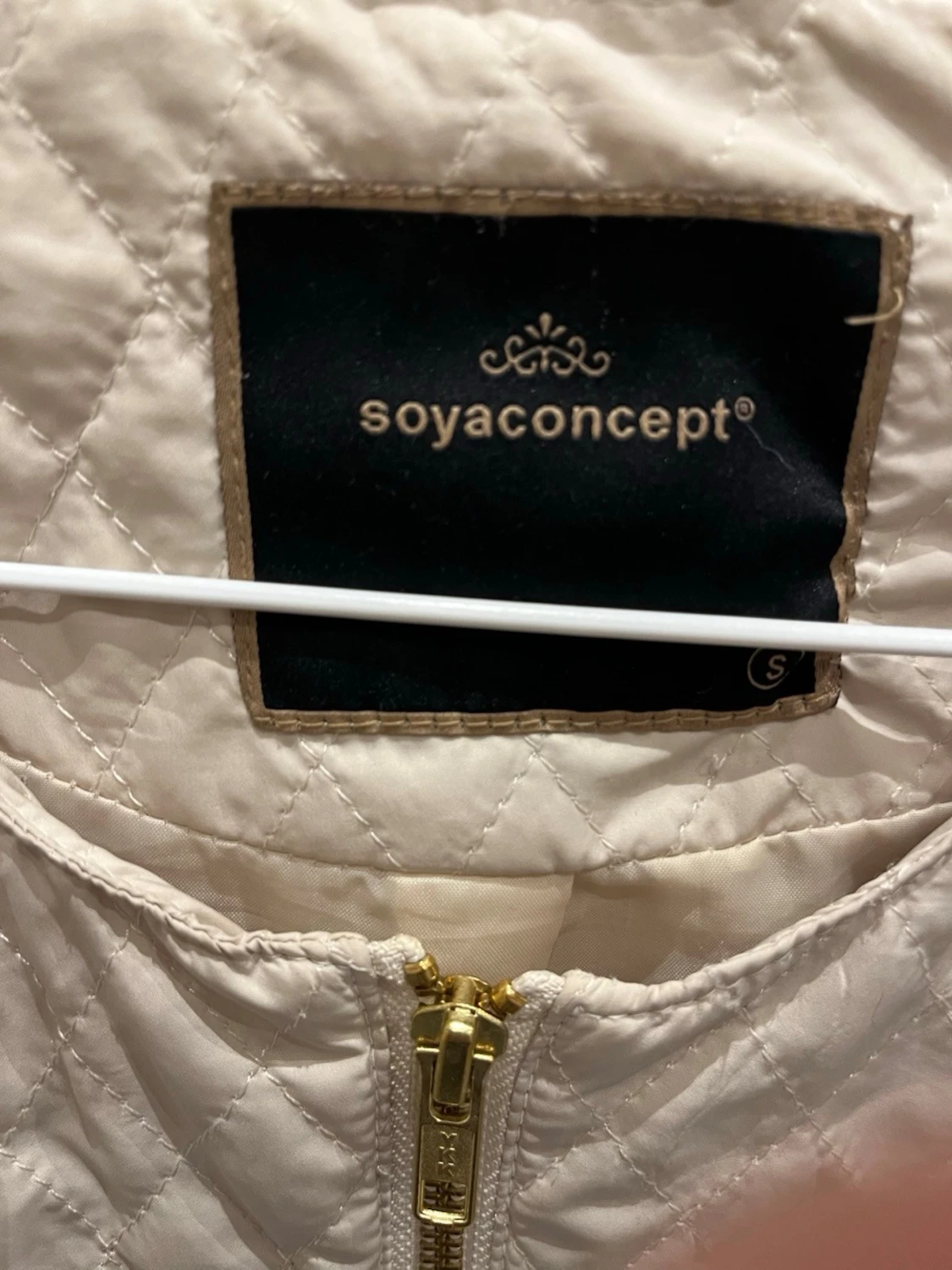 Beige quiltad jacka från Soyaconcept - 1