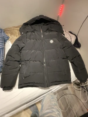 Svart pufferjacka från Trapstar S - Priser kan diskuteras kan även möta upp dig i Landvetter eller Gbg snabb affär. Kom pm för mer frågor. Jag är 182 typ o 65kg den passar perfekt