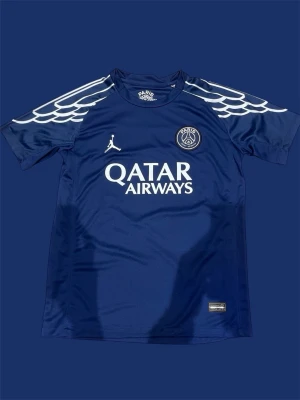 PSG tröja D.Doué - 🔹Ny aldrig använd. Inget nummer där bak bara namn. Bra kvalité                                                 