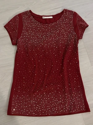 ONLY T-shirt med silver stenar - Snygg röd t-shirt med silvriga prickar över hela framsidan. Normal passform 💞