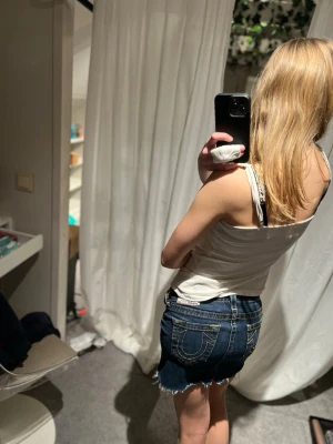 True Religion jeanskjol  - Säljer en mörkblå jeanskjol från True Religion.  Super fin men kommer tyvärr inte  till användning storlek 24 ❤️hör av dig vid frågor och intresse  
