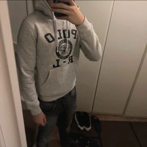 Ralph Lauren Hoodie - Ralph Lauren Hoodie i storlek M. Vid funderingar är det bara att skriva😃