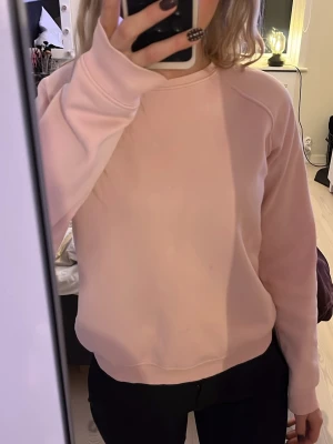 Ljusrosa sweatshirt från Lager 157 - En basic ljusrosa sweatshirt från Lager 157 i storlek S. Tröjan har rund halsringning, långa ärmar och mjuk insida. Perfekt för chill dagar eller när du vill ha en enkel och clean look.