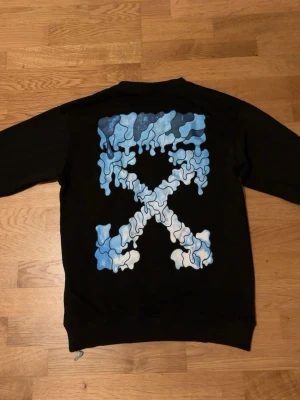 Off White svart sweatshirt med blått tryck - Används inte längre för att den är för liten, priset kan diskuteras.