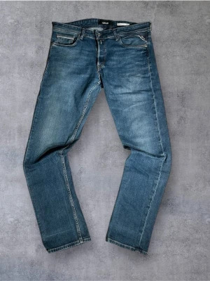 Blåa Replay Grover Jeans  - Klassiska Replay Grover jeans i blå tvätt. Jeansen är i mycket bra skick och sparsamt använda. Grover är regular fit! |  Storlek: W34/L32 (normal i storleken) | Skick: Mycket bra skick! | Färg: Blå | Märke: Replay | Modell: Grover |  Hör gärna av dig vid frågor så svarar jag så fort jag kan! 😁|  #slim #grisch #herr #jeans