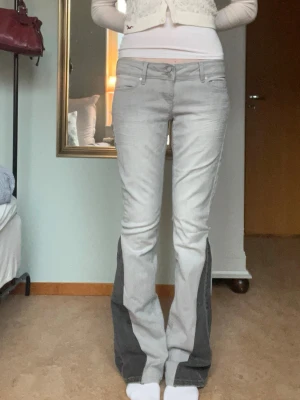 Low bootcut mango jeans - Jättefina low bootcut jeans från Mango, som jag har sytt till bootcut med symaskin! Strl 38, men passar mig som har S/36 och XS/34💓 Midja: 38cm Innebenslängd: 85cm Skriv vid frågor💓