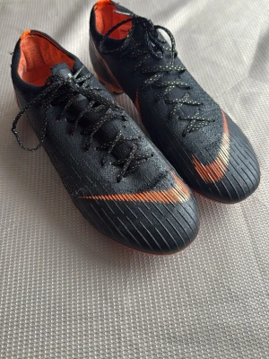 Nike Mercurial svarta fotbollsskor - Säljer ett par svarta Nike Mercurial fotbollsskor Elite , storlek 40,5 den är använda fåtal gånger mycket bra skick , säljs billigt då jag behöver bli av med den 