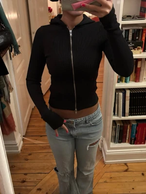 Tight svart hoodie - Jätte fin zip från weekday!