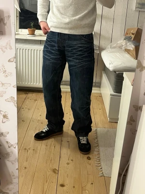 Hilfiger Denim jeans - Tjenare! Säljer ett par tvär fetta hilfiger denim jeans med ruggigt snygga slitningar🔥Jeansen är i storlek W33 L32 och har en rak passform👖vid frågor eller vid behov av fler bilder är det bara att kontakta mig privat, Mvh Olle👋