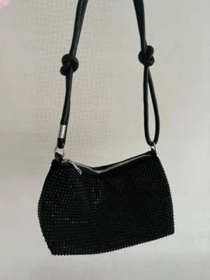 Svart väska - Väska med glitter detaljer, jättefint skick😊