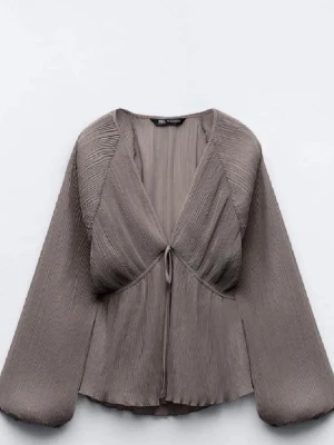 Grå lila blus Zara - Fin blus i en grålila färg! Säljer även samma på Vinted där jag heter user2937782901790💕