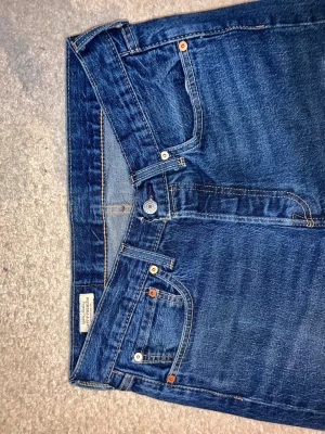 Levi's 505 blå jeans straight fit - Mörkblå Levi's 505 jeans. W32 L34. Skicka 9/10. Pris kan diskuteras. 
