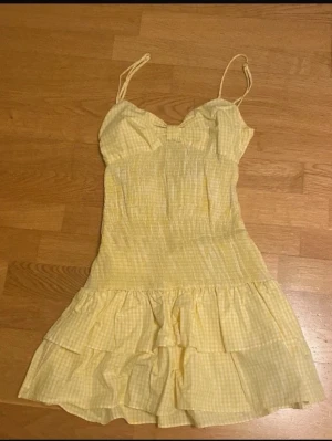 Zara klänning - Populär klänning från Zara endast använd 1 gång! Står storlek L men passar mig som vanligtvis har S eller M🩷