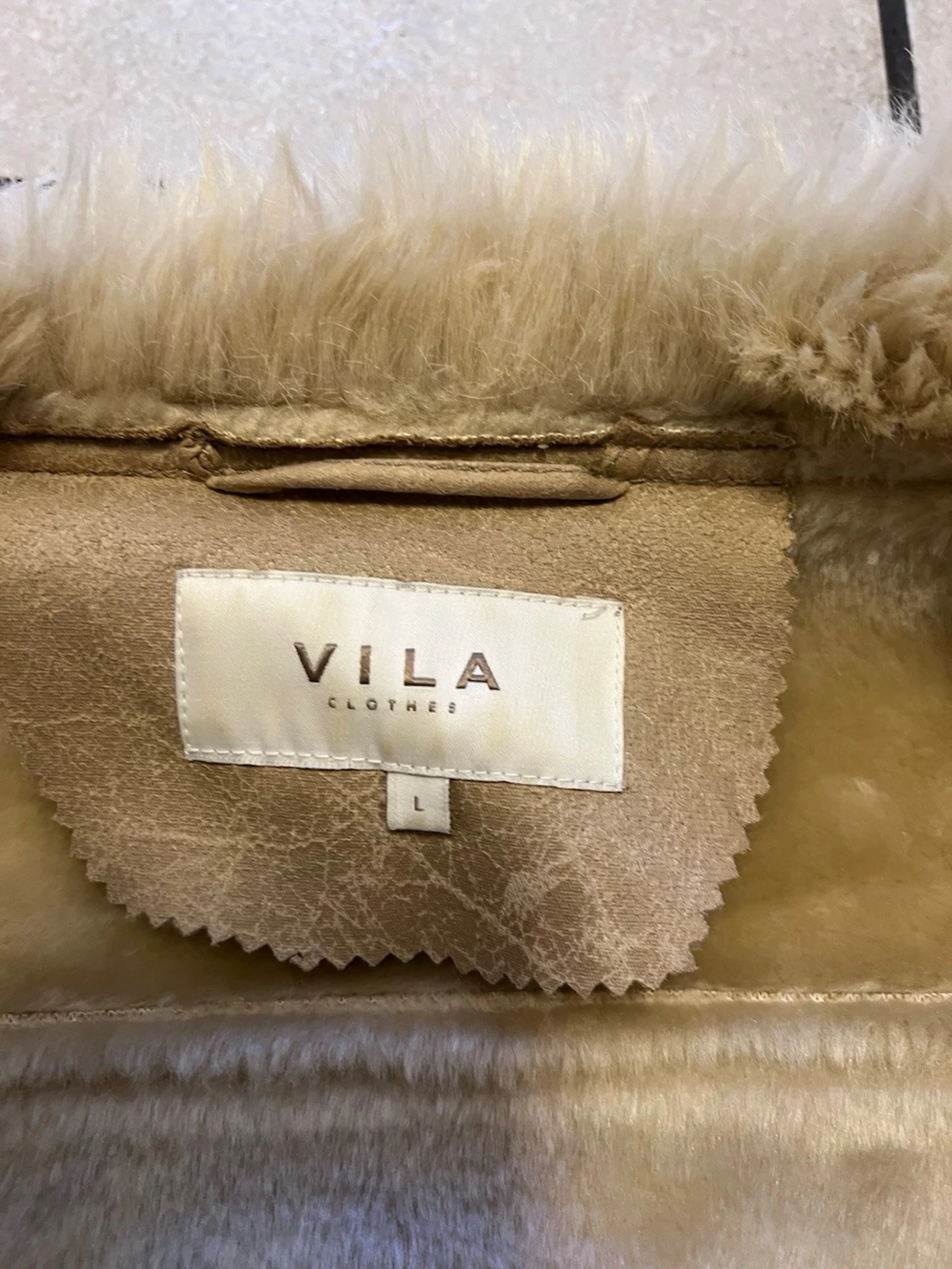 Beige pälsjacka från VILA, storlek L - 2