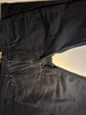 Svarta jeans från Burberry W30 L32 - Säljer ett par svarta jeans från Burberry med klassisk femficksdesign och diskret Burberry-läderpatch bak. Jeansen har raka ben och normal passform, tillverkade i mjukt bomullsmaterial med en snygg mörk finish. Priset är flexibelt så va inte rädd att meddela :)