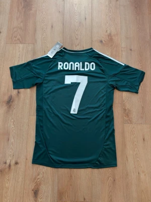 Real Madrid RONALDO retro fotbollströja  - Helt oanvänd med tags kvar. Storlek small. Skriv privat för fler bilder eller vid funderingar!