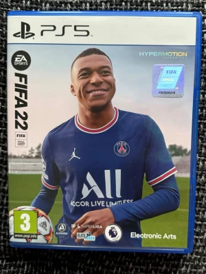 FIFA 22 PS5 - FIFA 22 till PlayStation 5 i mycket fint skick. Upplev realistisk fotboll med HyperMotion-teknologi och officiella ligor. Omslaget och skivan ser ut att vara i bra skick, inga synliga skador.