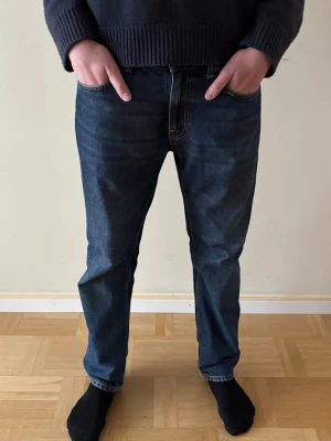 Nudie Jeans - Säljer ett par Nudie Jeans i modellen ”Gritty Jackson Blue Soil”. Storlek, midja: 32. Längd: 30. Säljes pga brist av användning. Mycket bra skick! Pris kan diskuteras!