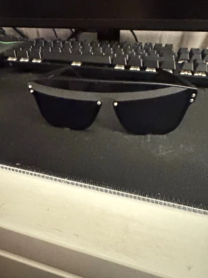 LV solglasögon svarta med kors - Snygga svarta solglasögon med kors, Helt nya