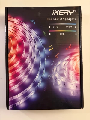 IKERY RGB Led lights - Färgväxlande RGB LED-list från IKERY med fjärrkontroll och strömadapter. Perfekt för dekorativ belysning i hemmet, med justerbar ljusstyrka och flera färgval. Klistret sitter kvar och är alldrig använd, perfekt som dekoration till rummet!