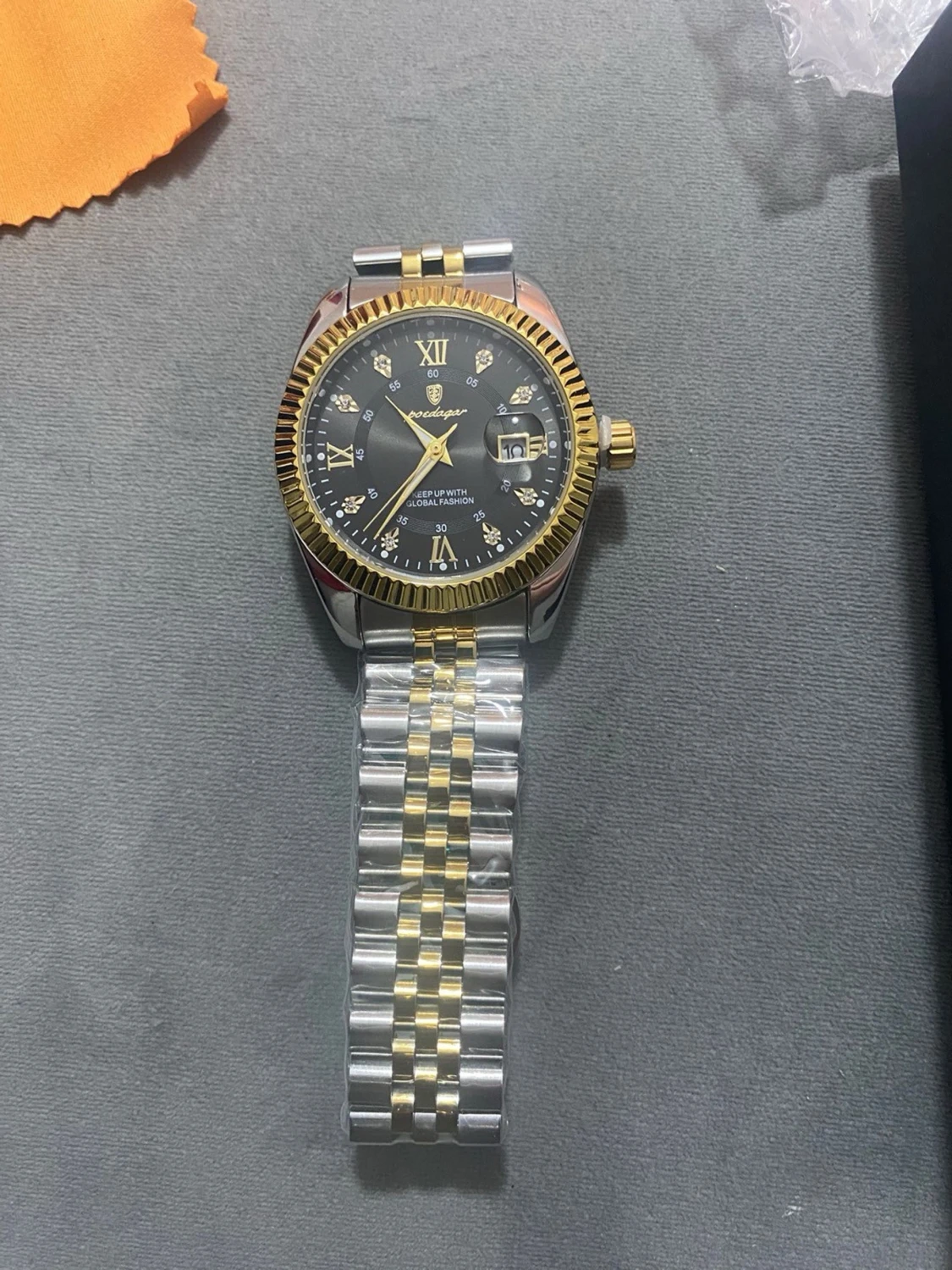 Guldig och silver klocka 