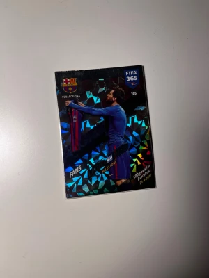 Messi adrenalyn rare kort - Bilderna visar ett samlarkort från FIFA 365-serien. Kortet har FC Barcelona-tema och är glittrigt med motiv från en fotbollsmatch.
