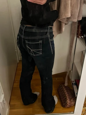 Mörkblå bootcut jeans - Säljer ett par mörkblå jeans lowaist.💗