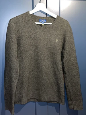 Grön cashmere tröja Polo Ralph Lauren - Mysig grön cashmere tröja från Polo Ralph Lauren. Den är i fint skick och mycket lite använd, storleken är XL 18-20 vilket motsvarar ungefär S i herrstorlek. Hör av Erik vid funderingar! 