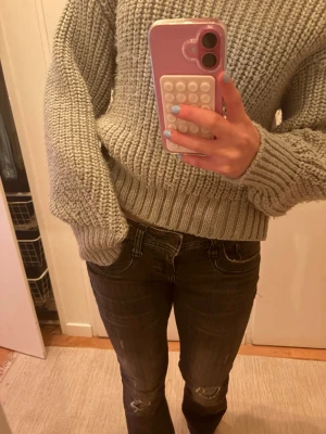 LTB lågmidjade jeans - Populära lågmidjade mörkgråa/svarta jeans ifrån LTB. Det ”slitna” är så modellen ser ut och den har inga andra defekter. Nästan helt oanvända. ☺️nypris ca 800 kronor