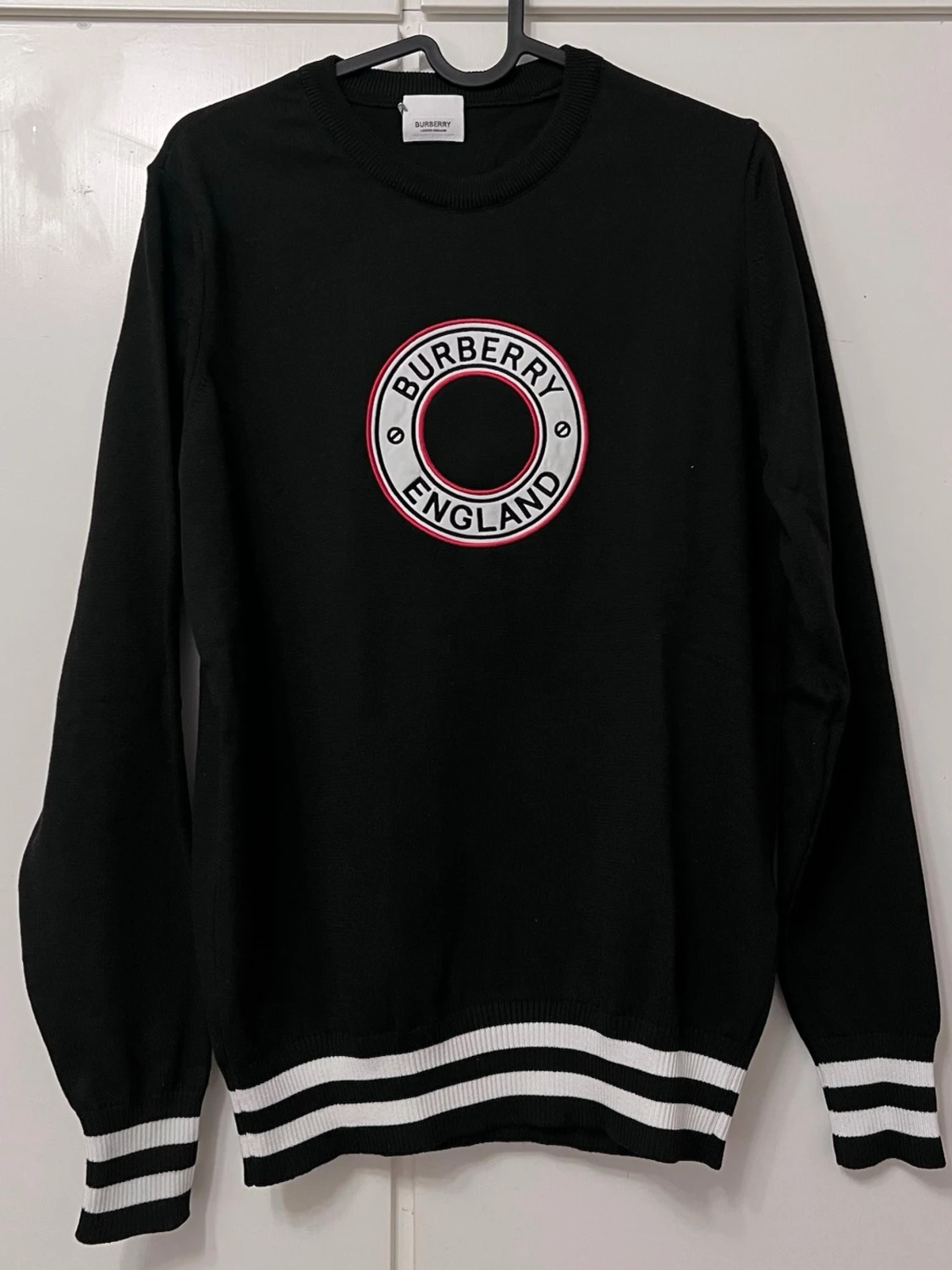 Svart tröja med logga