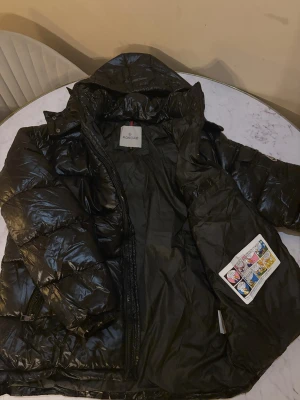 Svart Moncler Maya - Säljer en Moncler maya/svart, helt ny och oanvänd jacka. Priset kan diskuteras.