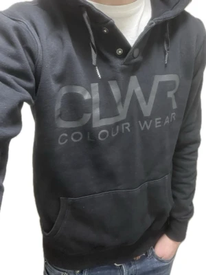 Hoodie - Clean hoodie som passar i många sammanhang. Knappstängbar funktion vid halsen och snören från luvan Strk S, normalpassform. Jag på bild är 180cm Priset är inte hugget i sten så kom gärna med prisförslag och var inte rädd att fråga frågor