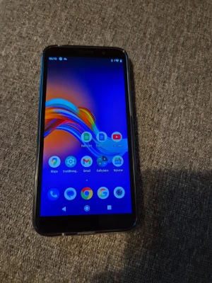Motorola Moto E6 Play - Motorola Moto E6 Play i gott skick, komplett med originalkartong. Telefonen har en 5,5-tums skärm, bakre fingeravtrycksläsare och kör Android. Mindre spår av användning på baksidan, men inga synliga sprickor eller större skador. Perfekt som reservtelefon eller för vardagsbruk.