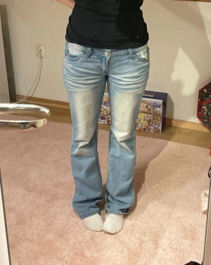 Blå bootcut jeans  - Snygga ljusblå bootcut jeans! Några små defekter men ingen som påverkar funktionen, inga hål eller så, se bilder innan köp! Midjemått 42 cm och Innebenslängd 80 cm, lånade bilder från tjejen jag köpte jeansen av på plick, säljer för dom inte passa mig 🩷🩷 jag fraktar direkt 🩷🩷