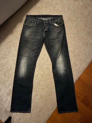 Nudie AvrageJoe  - Tjena! Säljer dessa riktigt feta Nudie AvarageJoe jeans, byxorna är i fint skick och är i storlek w36/L34 men passar w34, hör av dig vid fundering! Priset är ej hugget i sten! 