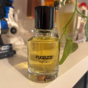 Fugazzi Parfum 1 unisexdoft - Fugazzi Parfum 1 använd Max 10 spray. Den är perfekt för dig som vill sticka ut med en modern och rik doft. Passar dig som gillar unika dofter som är perfekt nu när dom mörkare tiderna börjar smyga in. Köpt på parfym.se fysiska butik.