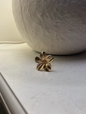 Guldig blomring - Nytt skick! Vet ej varifrån för fick i födelsedagspresent! Den är skjusterbar. Pris kan diskuteras!💕