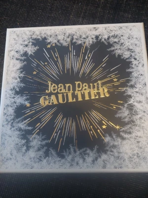 Jean Paul Gaultier parfymset - Upptäck ett ikoniskt parfymset från Jean Paul Gaultier med den klassiska Le Male-doften och matchande deodorant. Perfekt present till dig själv eller någon du vill överraska med stil.