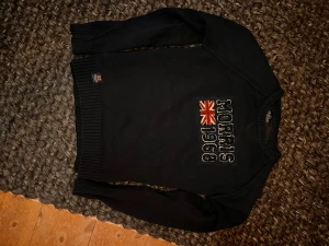 Stickad Morris tröja  - Skön Stickad Morris tröja i storlek Small. Skicket är väldigt bra,  inga defekter eller sådant. Färgen är Navy(MörkBlå). Nypris: runt 1000kr
