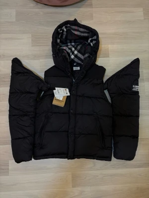 Burberry Jacka ~ M, passar som S (Män) - Denna är helt oanvänd och i nytt skick. Storlek M men passar mer som S. Om ni har några frågor är det bara att fråga👌🏽