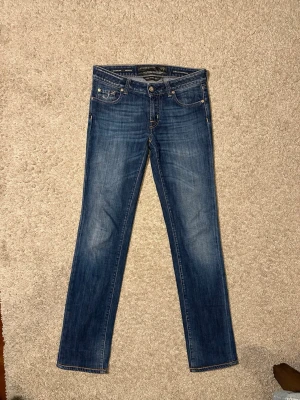 Jacob Cohën Jeans - Jacob cohen jeans, originellt straight fit för kvinnor men passar väl som slim på killar med rätt build. Waist 28 fast det står 27 och inseam 32. Nypris CA5000kr. Öppen till prisförslag