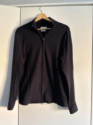 Merinoull zip tröja  - Marinblå 100% merinoull ziptröjafrån These Glory Days. 