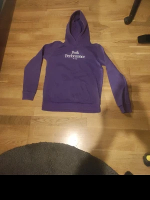 Peak Performance  - Jag säljer en bra tröja för 10€                     